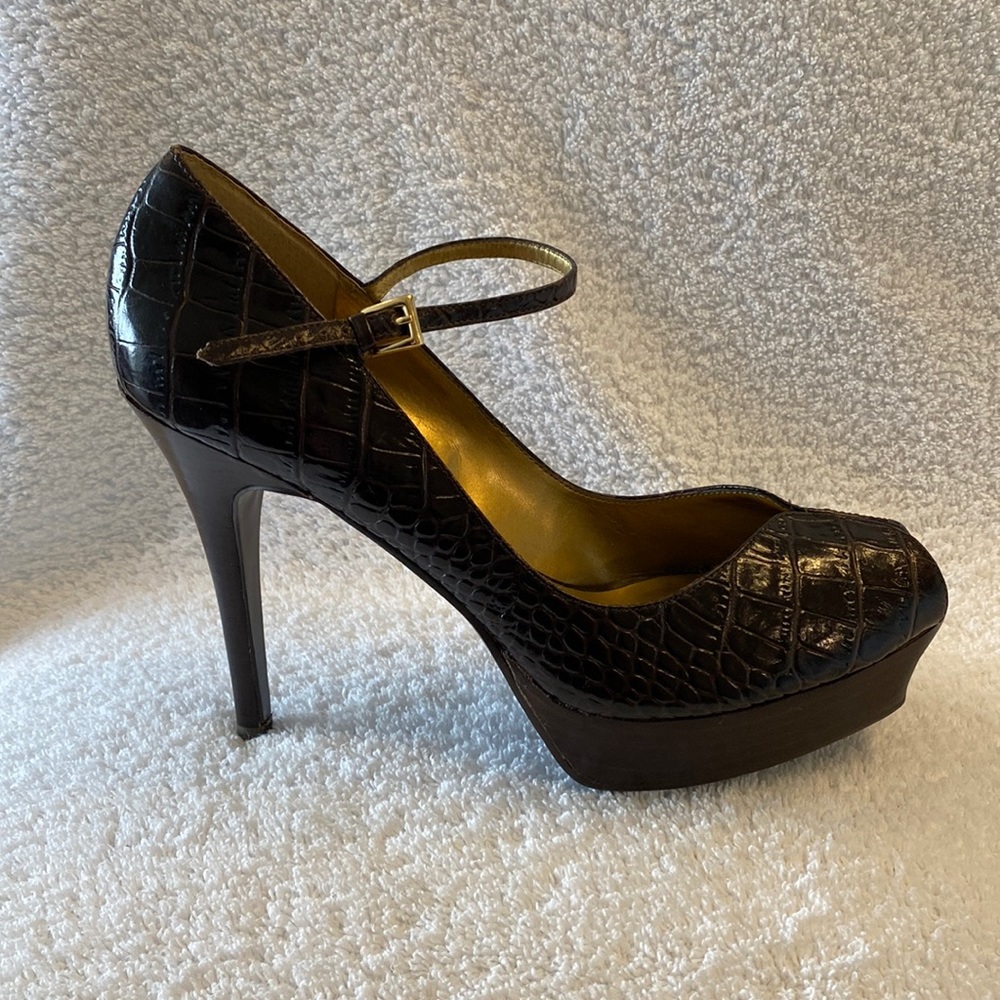 Guess “Dyana” Brown Croc peep toe stiletto. Size 9.